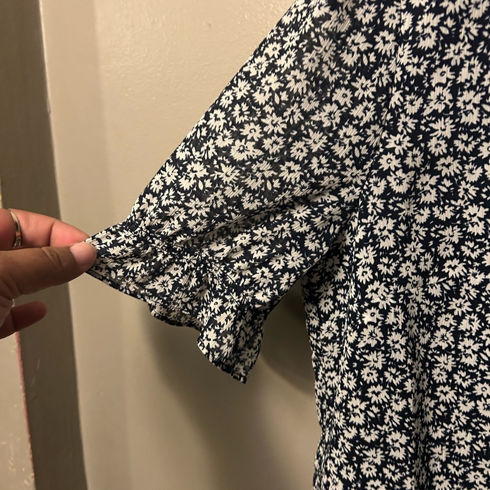 J Crew Factory Floral Navy and White short sleeve top - Picture 4 of 10